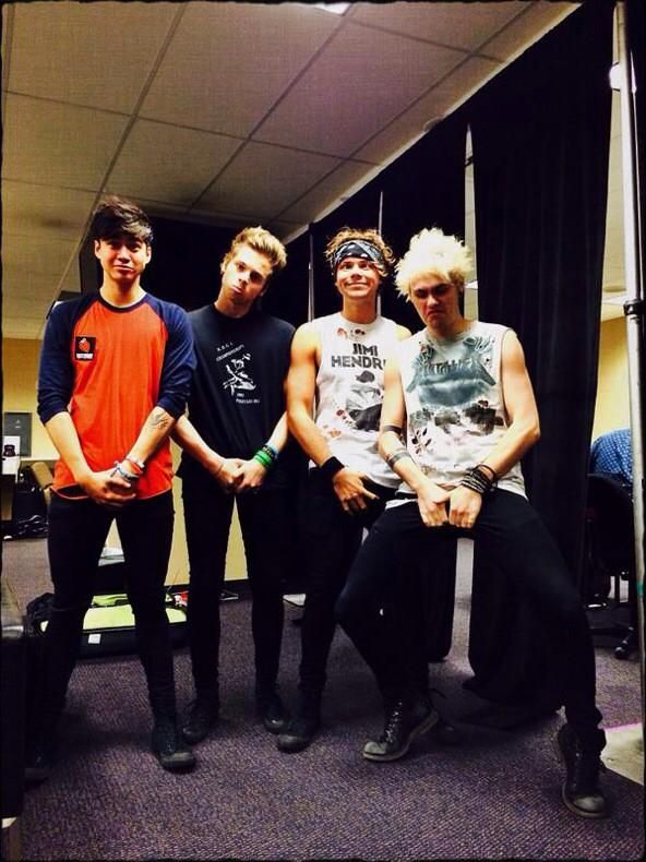 Výzva k samovyšetření varlat došla také australské skupině 5 Seconds of Summer. | Foto: Twitter