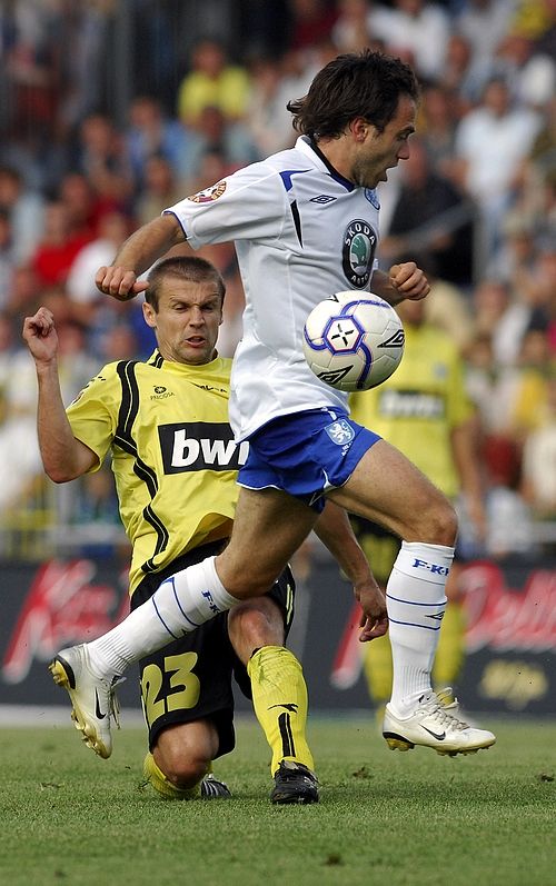 Petr Papoušek z Liberce (vlevo) atakuje Tomáše Poláčka z Mladé Boleslavi v utkání 30. kola první fotbalové ligy. | Foto: Reuters