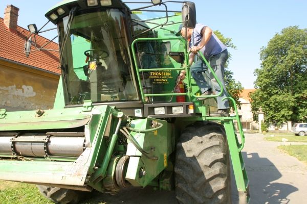 Ač nevypadá, tento firemní kombajn John Deere 2264 je 13 let starý. Na internetu najdete stejný typ z roku 1997 za 48 tisíc euro, to je něco přes milion korun. Nový stál přes pět milionů. | Foto: Karel Toman