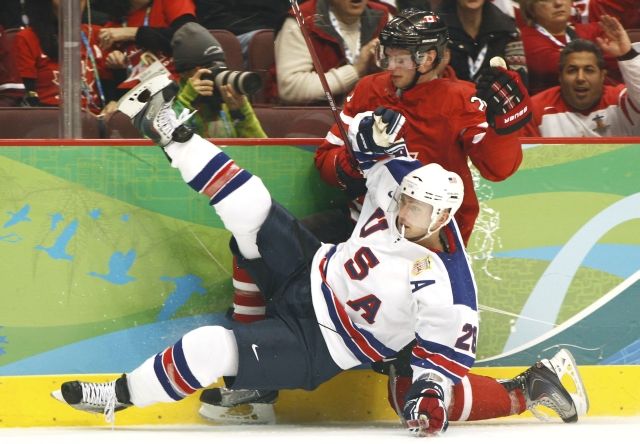 Kanada podlehla na olympijských hrách po padesáti letech USA. V repríze finále ze Salt Lake City Spojené státy vyhrály 5:3. | Foto: Reuters