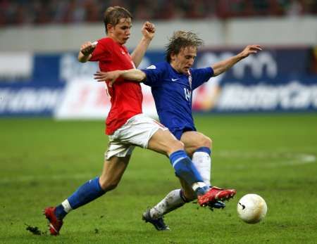 Chorvatský fotbalista Luka Modric (vpravo) a Rus Roman Pavlyušenko v souboji o míč v kvalifikaci Euro 2008 v Moskvě. | Foto: Reuters