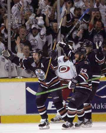 Ryan Smyth (vlevo) a Steve Staios z týmu Olejářů oslavují vítězný gól proti Carolině Hurricans ve třetím finále NHL. | Foto: Reuters