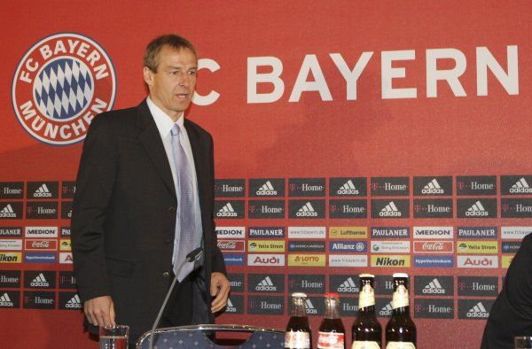 Jürgen Klinsmann přichází na tiskovou konferenci Bayernu Mnichov. | Foto: Reuters