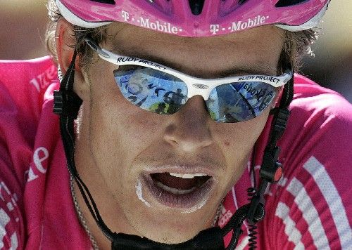 Německý cyklista Linus Gerdemann ze stáje T-Mobile si jede pro vítězství v sedmé etapě Tour de France. | Foto: Reuters