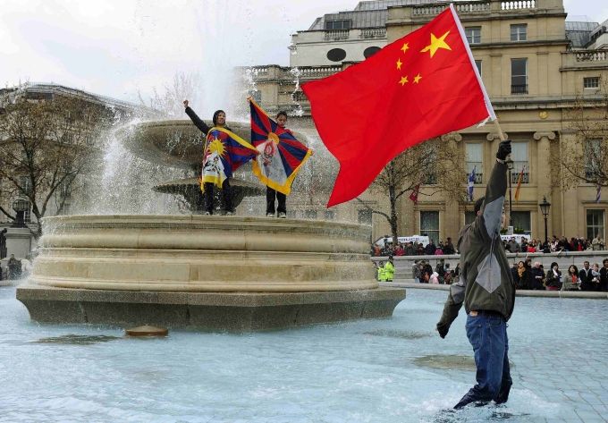 Protibetští a pročínsští demonstranté stojí v efontáně na Trafalgar Square. | Foto: Reuters