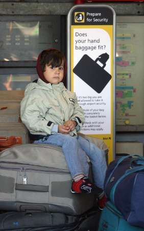 Na londýnském letišti Heathrow se hromadí lidé čekající na zpožděné odlety letadel. | Foto: Reuters