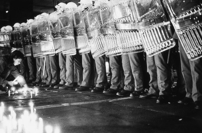 Praha, Národní třída, 17. 11. 1989. Nepřiměřený zásah policie proti pokojné demonstraci studentů za pár hodin začne otřásat komunistickým režimem v zemi. | Foto: Jan Šilpoch