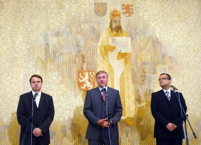 Martin Bursík, Mirek Topolánek a Miroslav Kalousek na tiskové konferenci po dalším kole koaličního jednání ODS, KDU-ČSL a Strany zelených o sestavování vlády, které se uskutečnilo 16. června v Praze. | Foto: čtk