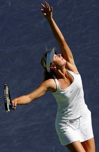 Maria Šarapovová při podání v zápase proti Aljoně Bondarenkové | Foto: Reuters