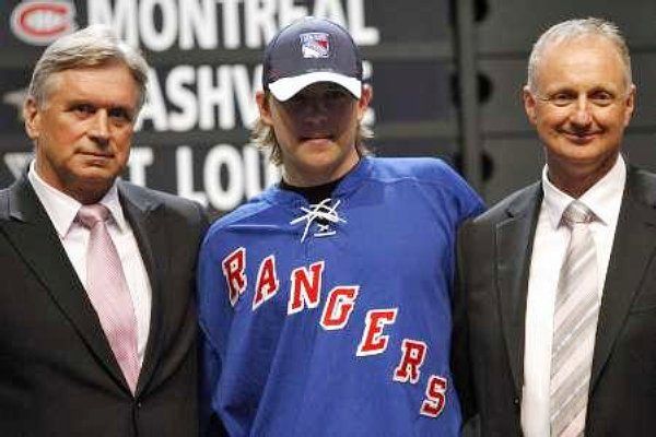 Draftovaný Alexej Čerepanov pózuje s představiteli klubu New York Rangers. | Foto: Zuzana Hronová, Reuters