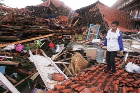 Vesnice u pláže Pangandaran zničená tsunami. | Foto: Reuters