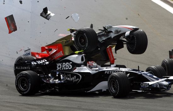 Turecko - Pilot Force India Giancarlo Fisichella (nahoře) v kolizi s jezdcem Williamsu Kazuki Nakajimou při Velké ceně F1 v Turecku. | Foto: Reuters