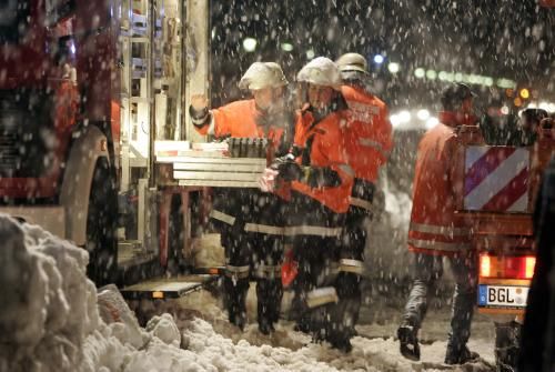 Záchranáři v alpském středisku Bad Reichenhall se snažili pomoci desítkám lidí, kteří zůstali pod troskami. | Foto: ČTK / AP