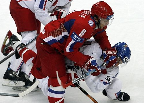 Rus Alexander Ovečin (v červeném) tvrdě atakuje českého beka Rostislava Kleslu. | Foto: Reuters