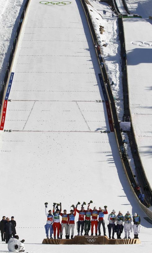 Společné focení pod olympijským můstkem | Foto: Reuters