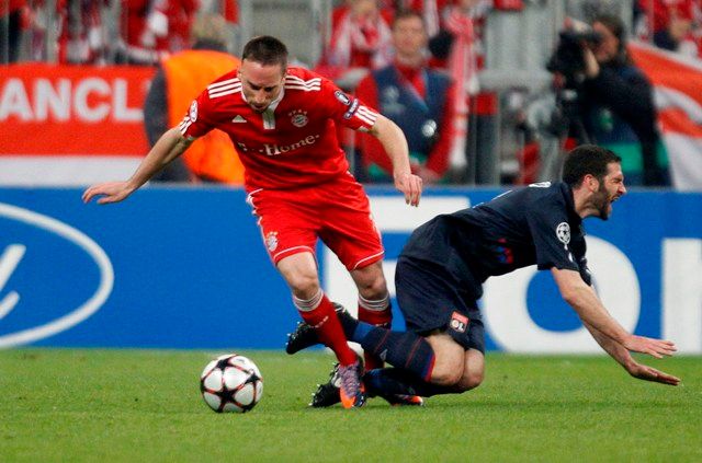 Tvrdý zákrok Francka Ribéryho na Lisandra. | Foto: Reuters