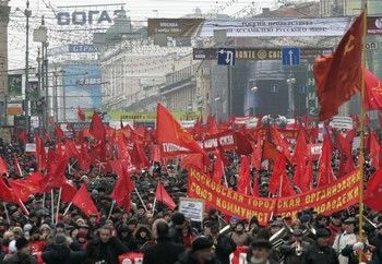 Příznivci komunismu si v Moskvě připomněli výročí VŘSR. Do ulic vyšli s rudými prapory a transparenty | Foto: Reuters