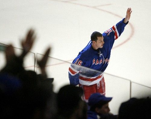 Sean Avery z New Yorku Rangers se raduje z diváky po vítězství nad Torontem, kterému přispěl dvěma góly a jednou asistencí. | Foto: Reuters