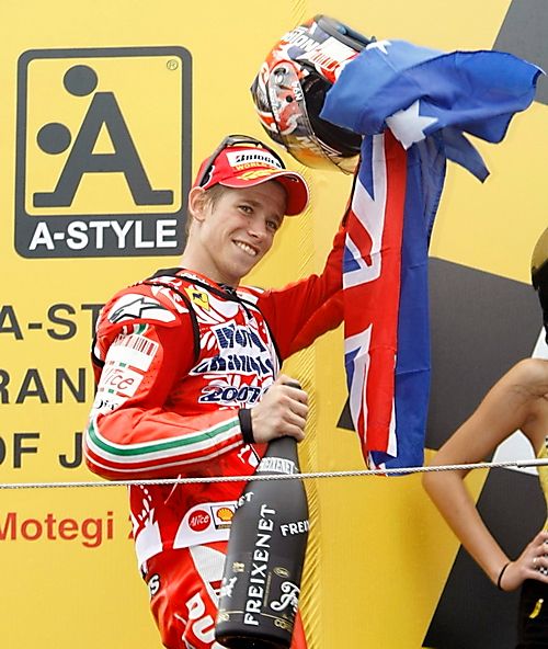 Australan Casey Stoner slaví v Motegi titul mistra světa třídy MotoGp. | Foto: Reuters