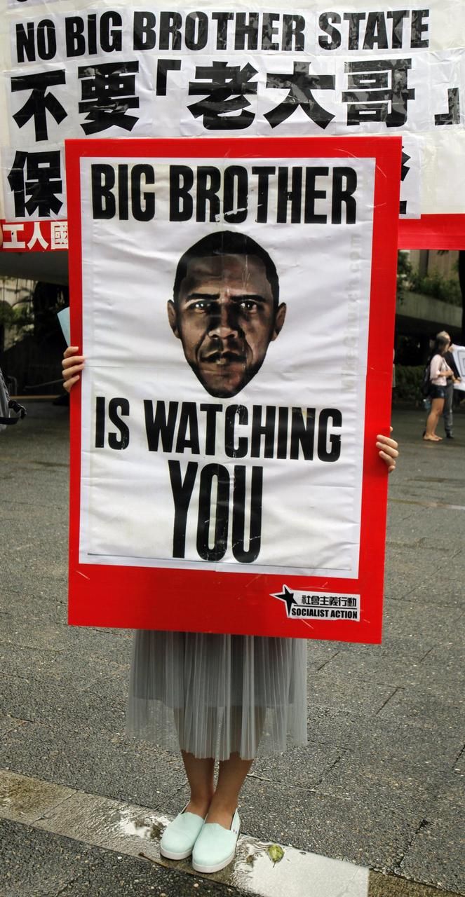 A protester supporting Edward Snowden, a former contractor at the National Security Agency (NSA), holds a placard depicting U.S. President Barack Obama during a demonstration in Hong Kong June 15, 2013. FBI Director Robert Mueller said on Thursday that authorities would move aggressively to track down Snowden and hold him accountable for leaking the details of extensive and top-secret U.S. surveillance efforts. REUTERS/Bobby Yip (CHINA - Tags: LAW POLITICS SCIENCE TECHNOLOGY) Published: Čer. 15, 2013, 10:21 dop. | Foto: Reuters