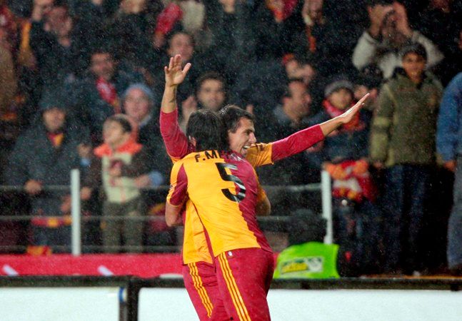 Fernando Meira gratuluje Milanu Barošovi k jednomu z gólů Galatasaraye v derby proti Besiktasi. | Foto: Václav Rojík