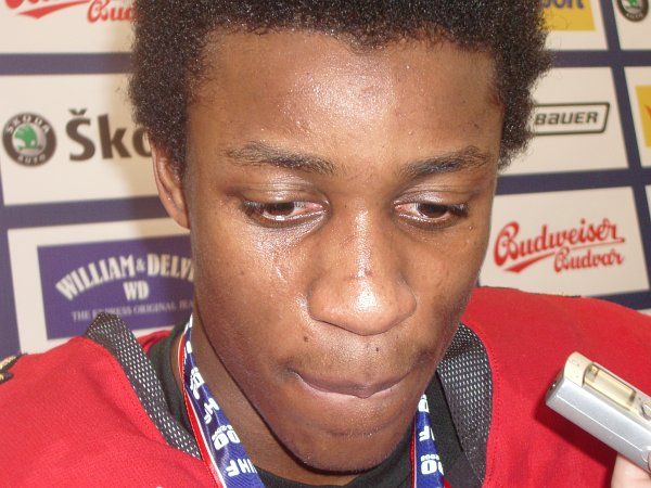 Wayne Simmonds je útočník čtvrté kanadské formace a na světovém šampionátu juniorů nezaznamenal ani bod. Přesto se proslavil. Hlasatel na stadioně ho totiž mylně ohlásil jako autora zlaté branky. | Foto: Zuzana Hronová