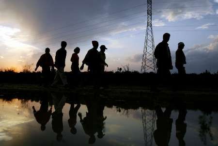 Statisíce latinskoamerických obyvatel ilegálně překračuje hranice Spojených států v naději, že právě tam najde své štěstí. | Foto: Reuters