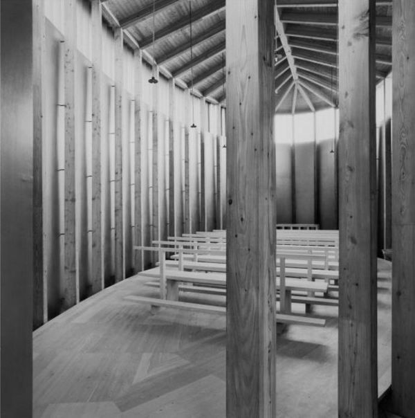 Kaple Sogn Benedegt, Peter a Annalisa Zumthor-Cuorad/ Zumthor Peter & Partner, Sumvigt, 1988  Svatyně představuje moderní objekt, jenž je založen na silném vztahu k historickým architektonickým archetypům a místní komunitě. Má tvar listu a je celá postavena ze dřeva. | Foto: Galerie Jaroslava Fragnera/ Foto: Hans Danuser