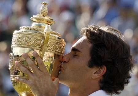 ČERVENEC - Čerstvou ránu z Rolland Garros rychle zahojil také Roger Federer. Ten dokázal Wimbledon vyhrát už popáté za sebou.  | Foto: Reuters