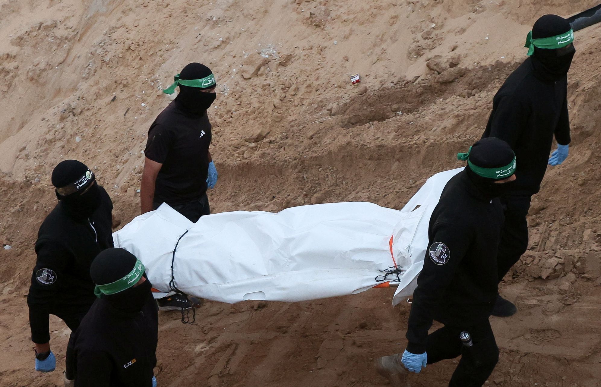 Chyba, nebo záměr? Forenzní genetik vysvětluje, proč Hamás vrátil špatná těla