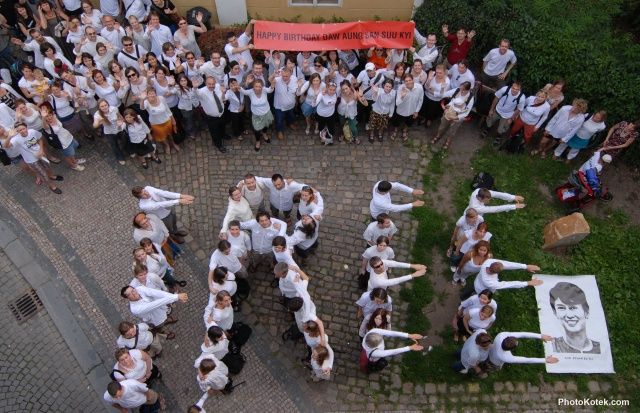 Osvoboďte Aun Schan Su Ťij, zaznělo v předvečer 64. narozenin barmské opoziční vůdkyně z Prahy. | Foto: Člověk v tísni