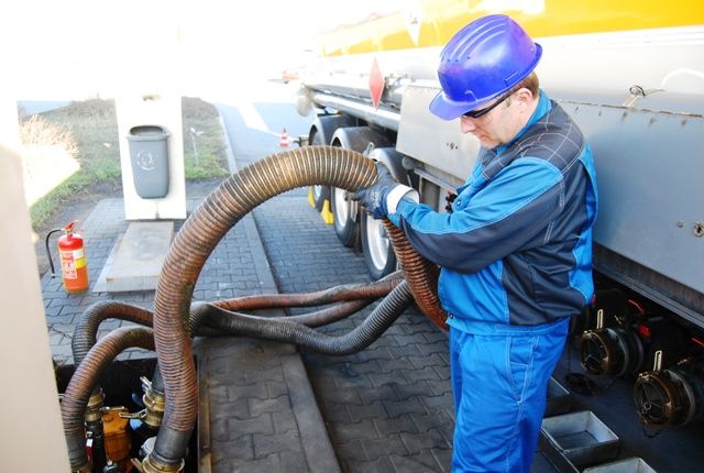 Z cisterny vyteče palivo do posledního litru. Pak je ještě nutné zvednout těžkou hadici a vytřást poslední decilitry | Foto: Radek Pecák