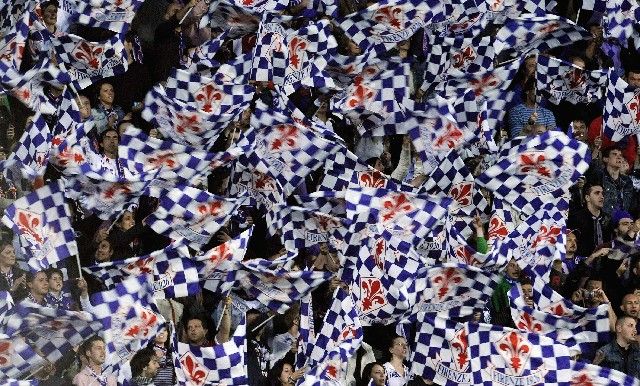 Příznivci Fiorentiny vytvořili v semifinále Poháru UEFA skvělou atmosféru. | Foto: Reuters