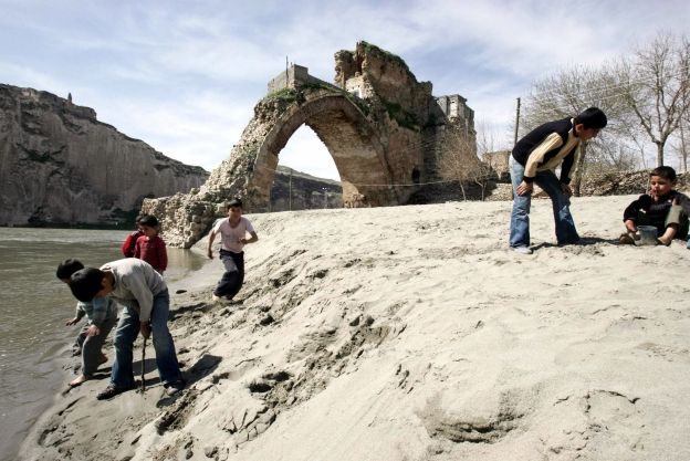 Zbytky mostu přes Tigris z 10. století. Podle projektu by se měly přemístit do "historického parku" | Foto: Reuters