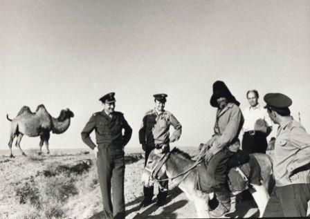 Exkurze do okolí kosmodromu Bajkonur v Kazachstánu. Na fotografii je kromě Vladimíra Remka a Oldřicha Pelčáka, také polský kosmonaut Miroslaw Hermaszewski a sovětský kosmonaut Nikolaj Nikolajevič Rukavišnikov. | Foto: Archiv Oldřicha Pelčáka