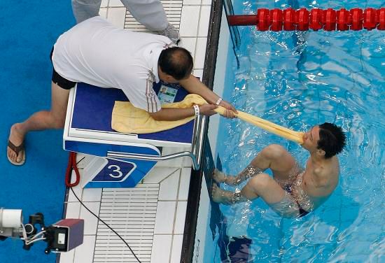 I tak vypadá start plavců na paralympiádě | Foto: Reuters