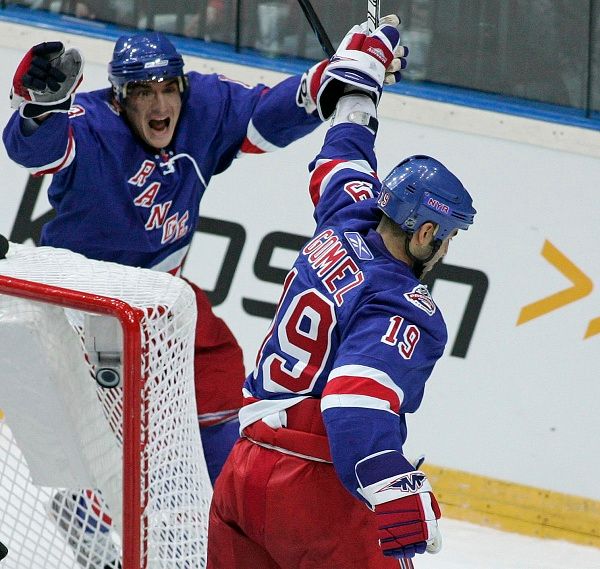 Scott Gomez oslavuje se spoluhráčem Nikolaiem Zherdevem po gólu do sítě Tampy Bay Lightning. | Foto: Reuters