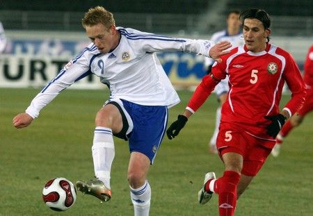 Finský útočník Mikael Forssell bojuje o míč v utkání kvalifikace na mistrovství Evropy proti Azerbajdžánu. | Foto: Reuters