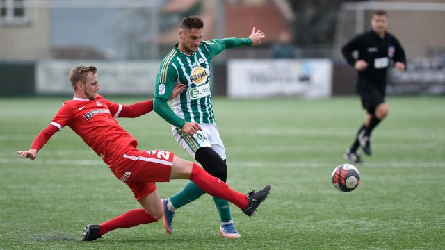 Brněnský Lukáš Kryštůfek (vlevo) v souboji s Jevgenijem Kabajevem z Bohemians | Foto: ČTK