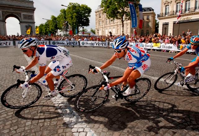 Cyklisté v centru Paříže | Foto: Reuters