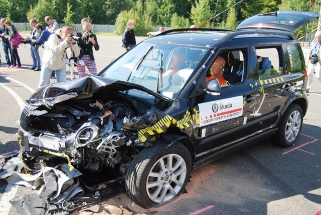 Příď yetiho byla po nárazu k nepoznání, ale prostor pro posádku zůstal zachován | Foto: Radek Pecák