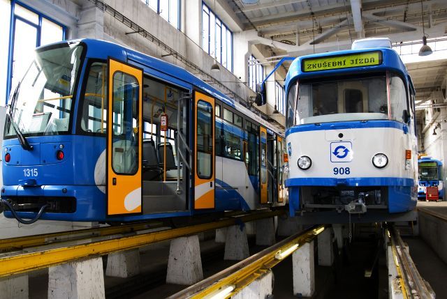 Nová tramvaj v dílnách v Ostravě - Martinově stojí na rampě vedle staršího modelu | Foto: Martin Popelář