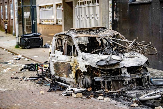 Během pátečních protestů proti covidovým restrikcím vypukla v nizozemském Rotterdamu vlna násilností, demonstranti ničili majetek. | Foto: ČTK/ABACA/Utrecht Robin/ABACA