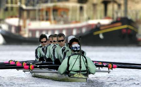 Posádka Cambridge při tréninku na nedělní univerzitní závod s Oxfordem. | Foto: Reuters