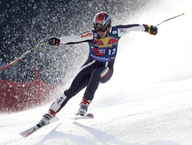 Ital Peter Fill se vypořádává s obtížným místem na trati Hahnenkammu. | Foto: Reuters