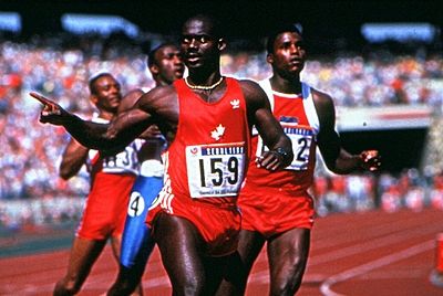 Ben Johnson po vítězné stovce na OH v Soulu 1988. Zlatou medaili musel kvůli dopingu odevzdat. | Foto: www.benjohnsoncollection.com