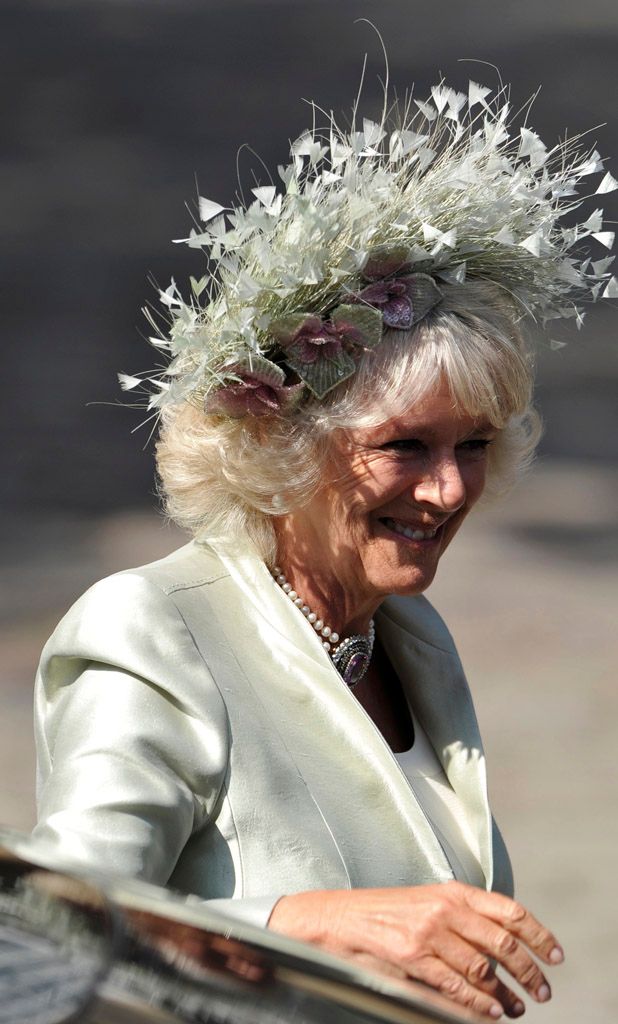 Vévodkyně Camilla přišla s odvážným květinovým diadémem. | Foto: Reuters