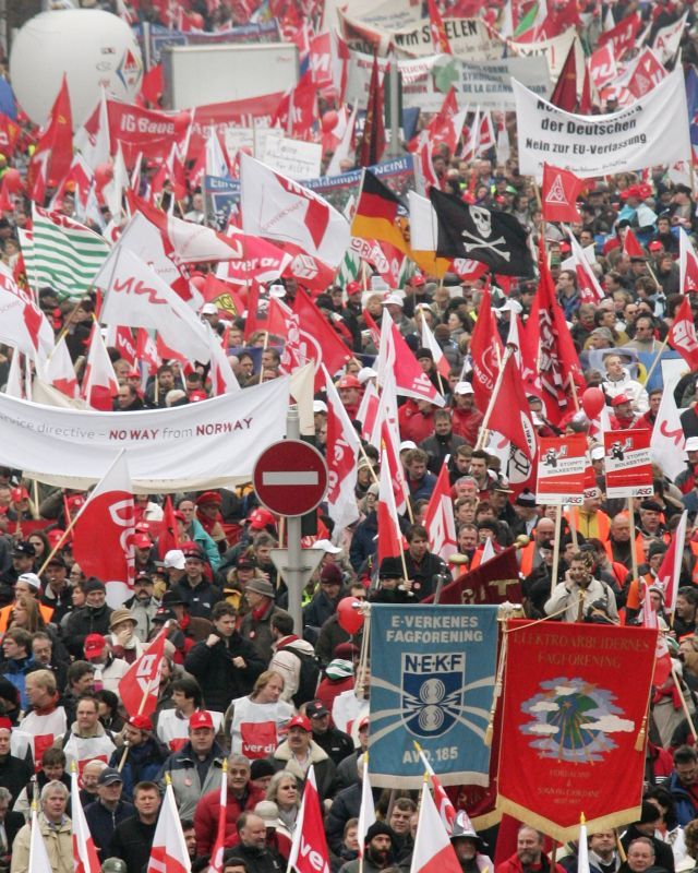 Protest: Ve Štrasburku to vře. Tisíce demonstrantů odmítají před budovou Evropského parlamentu směrnici o uvolnění služeb. | Foto: Reuters