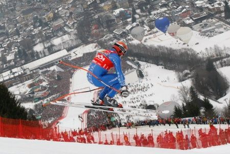 Švýcar Didier Cuche při velekoskoku na sjezdovce v Kitzbühelu. | Foto: Reuters