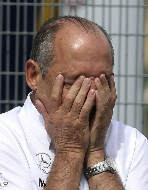 Boss stáje McLaren Ron Dennis prožil v Maďarsku náročný víkend- | Foto: Reuters